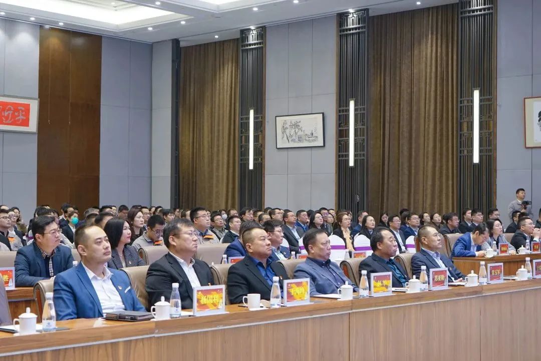 弘揚勞模精神 貢獻青春力量<br>瑞源控股集團“慶五一、迎五四”表彰大會圓滿召開，文達通股份多人獲獎！  ?