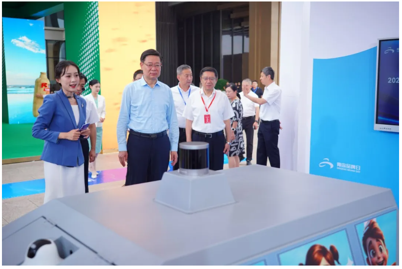 青島市委常委、副市長王波等領(lǐng)導(dǎo)嘉賓參觀文達通AI無人清掃車