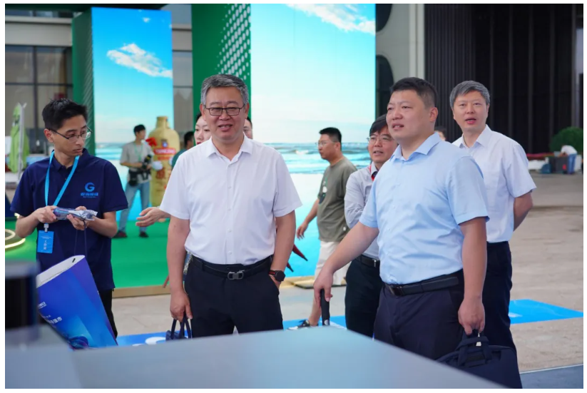 青島市委常委、副市長王波等領(lǐng)導(dǎo)嘉賓參觀文達通AI無人清掃車