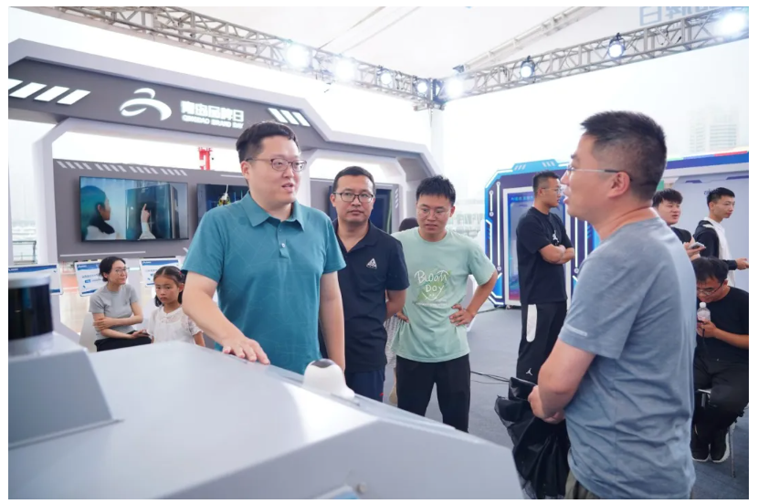 青島市委常委、副市長王波等領(lǐng)導(dǎo)嘉賓參觀文達通AI無人清掃車