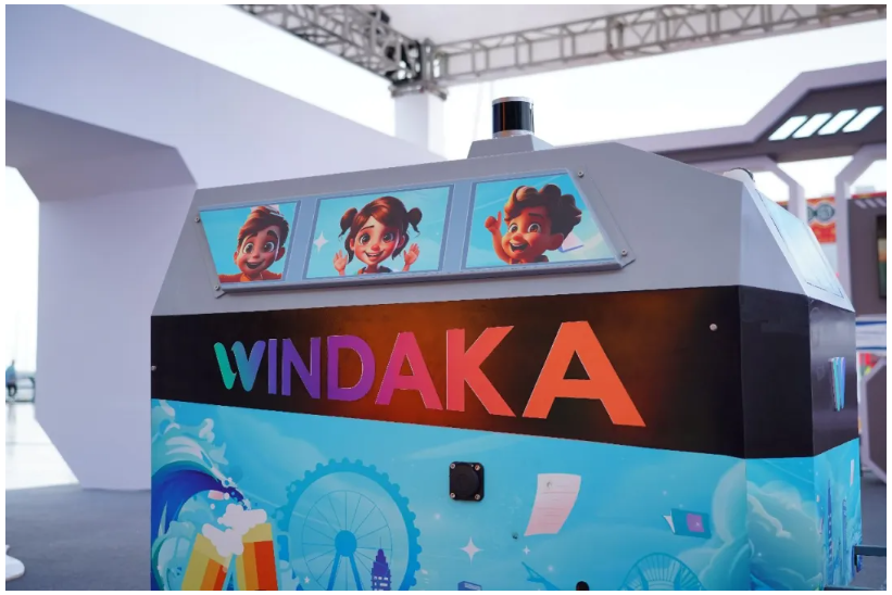 青島市委常委、副市長王波等領(lǐng)導(dǎo)嘉賓參觀文達通AI無人清掃車