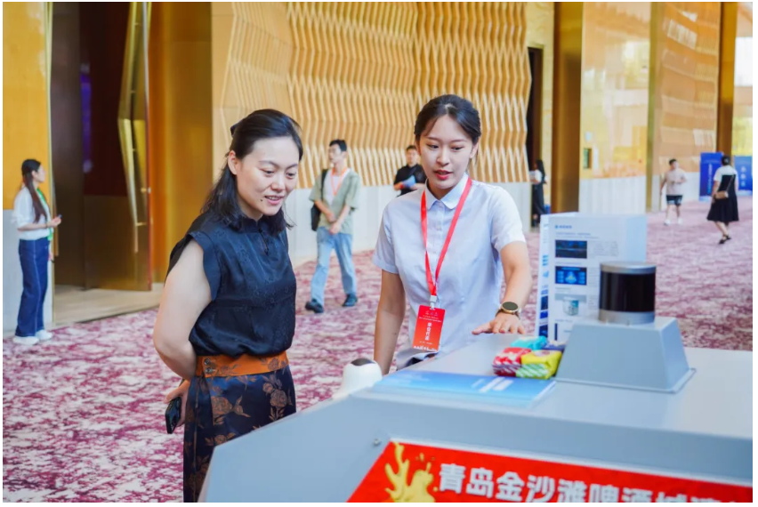 文達(dá)通AI無(wú)人清掃車(chē)亮相第十一屆“百所高校千名博士青島行”活動(dòng)