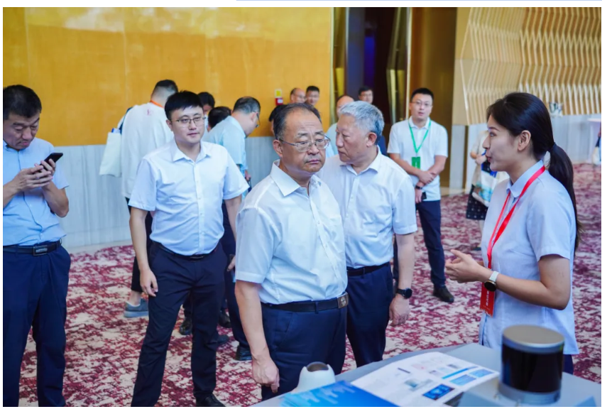 文達(dá)通AI無(wú)人清掃車(chē)亮相第十一屆“百所高校千名博士青島行”活動(dòng)