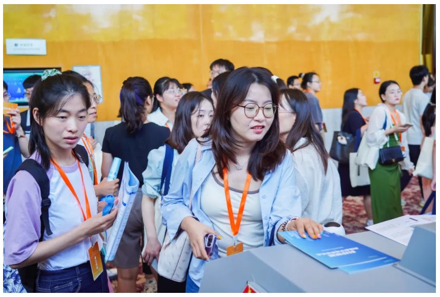 文達(dá)通AI無(wú)人清掃車(chē)亮相第十一屆“百所高校千名博士青島行”活動(dòng)