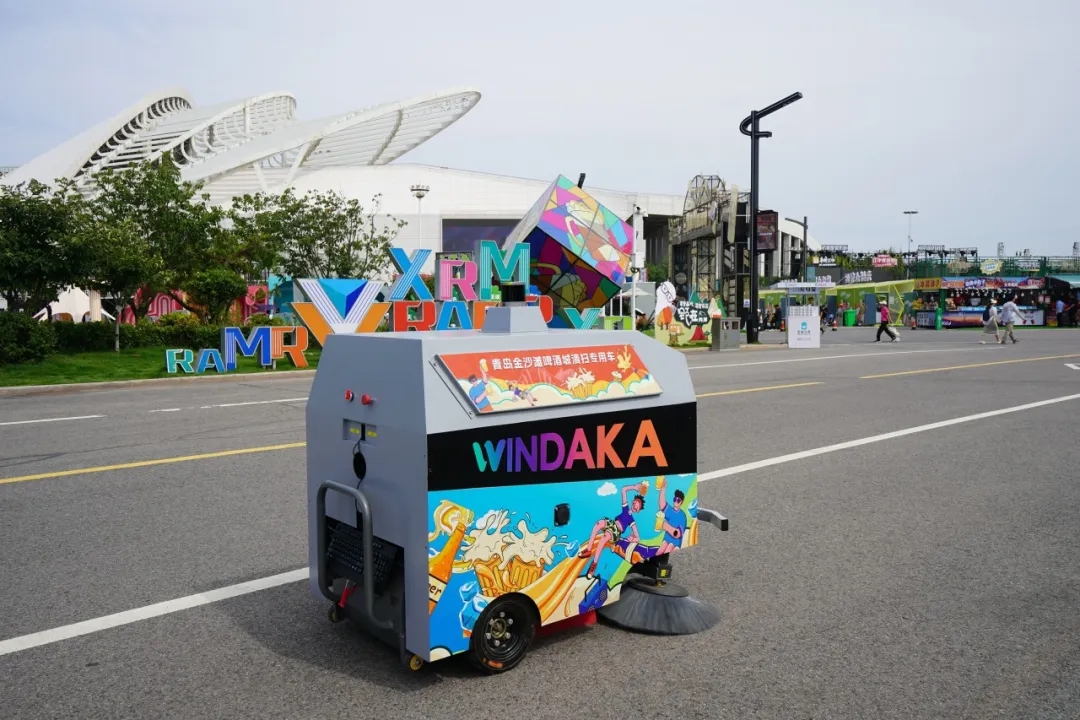 文達(dá)通AI無(wú)人清掃車(chē)亮相第十一屆“百所高校千名博士青島行”活動(dòng)