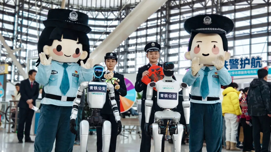 文達通股份三款警用機器人首秀青島北站: “智慧+溫度”護航平安春運