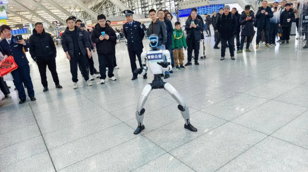 文達通股份三款警用機器人首秀青島北站: “智慧+溫度”護航平安春運