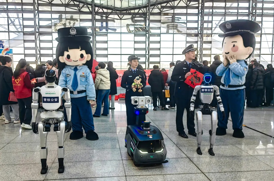 文達通股份三款警用機器人首秀青島北站: “智慧+溫度”護航平安春運